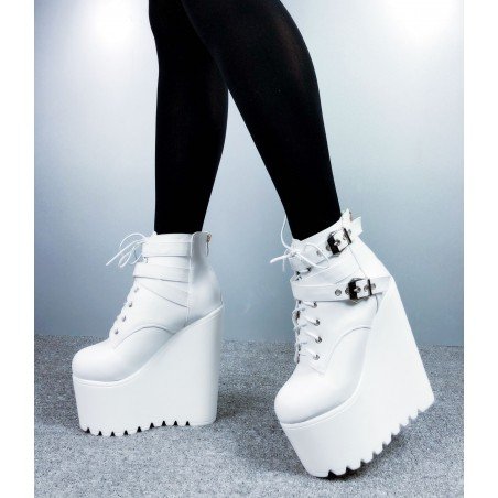 Inwardly high ankle boots