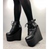 Inwardly high ankle boots