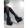 Inwardly high ankle boots